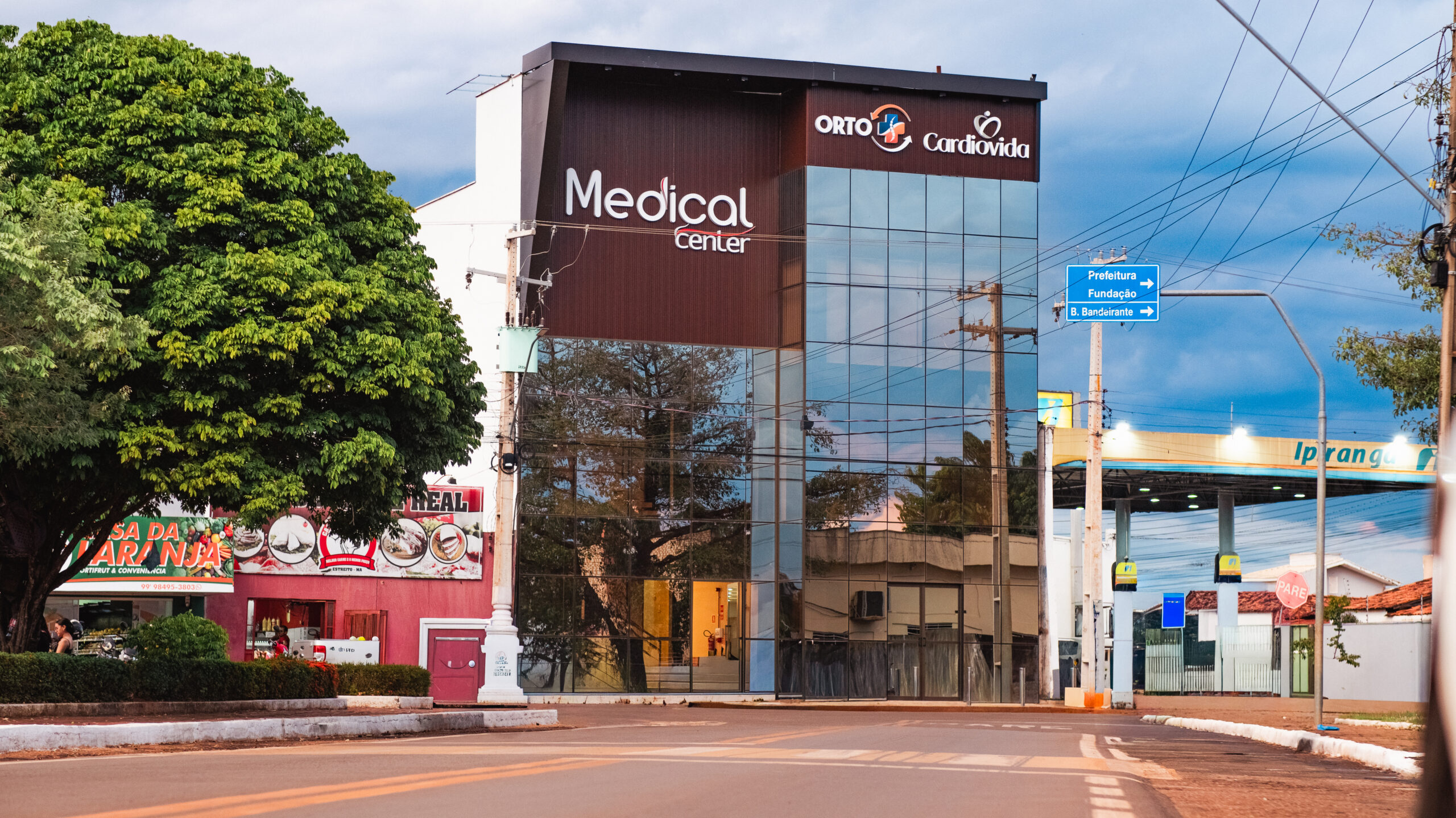 Fachada moderna e espelhada da Medical Center em Estreito-MA